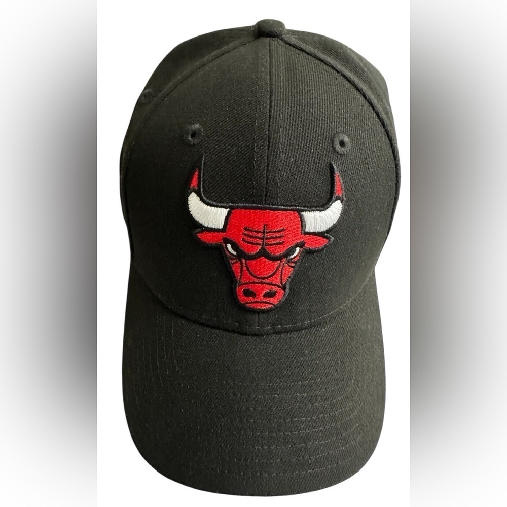 New Era 9Forty Black Bulls NBA fan cap.